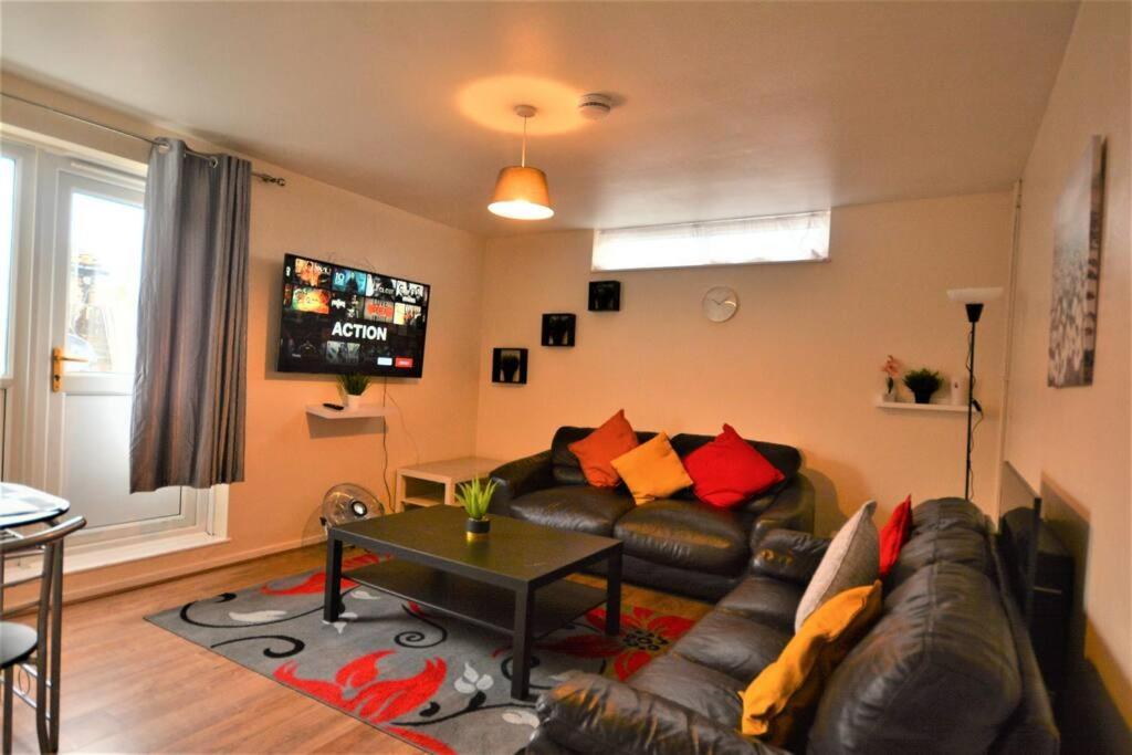 Spacious 2Bedroom Condo With Patio By Excel Centre Londyn Zewnętrze zdjęcie
